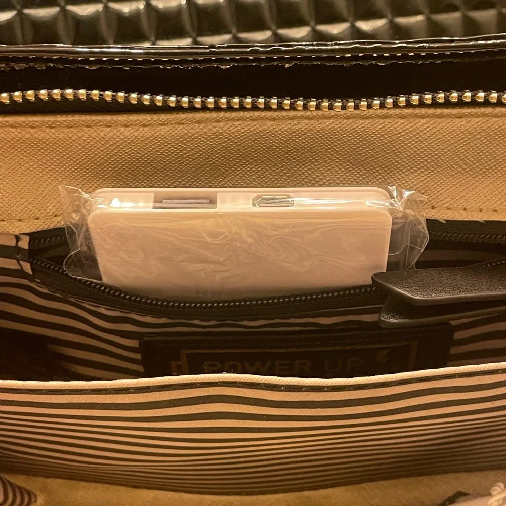 Gianni Bini NWT🖤 Charged up purse with Power Bank - Picture 8 of 17